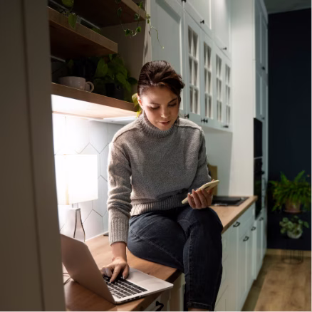 n8n developer working in a laptop